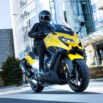 Особливості нового спортивного скутера Yamaha TMAX 2022
